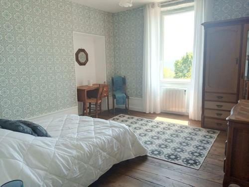 um quarto com uma cama, uma secretária e uma janela em Le Clos de Soulages gîte 2 pers em Palmas
