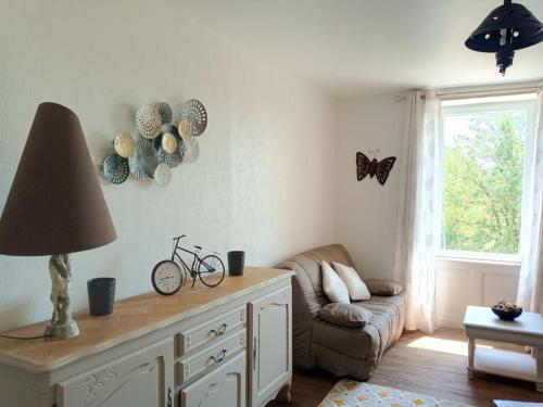 uma sala de estar com um sofá e borboletas na parede em Le Clos de Soulages gîte 2 pers em Palmas