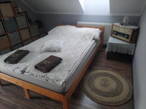 ein Bett mit zwei Kissen auf einem Zimmer in der Unterkunft NOCLEGI u ANI in Otmuchów