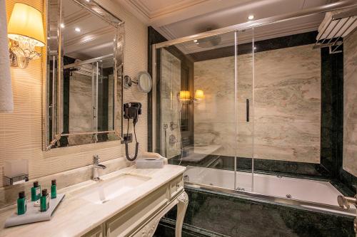 Ванная комната в MFB Tarabya Hotel