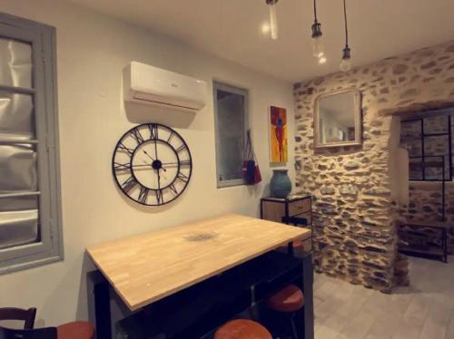 une chambre avec une grande horloge sur le mur dans l'établissement LA CAVE, à Bouleternère