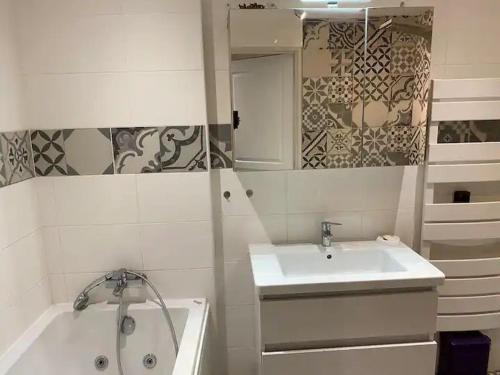 une salle de bain avec un lavabo et une baignoire dans l'établissement LA CAVE, à Bouleternère