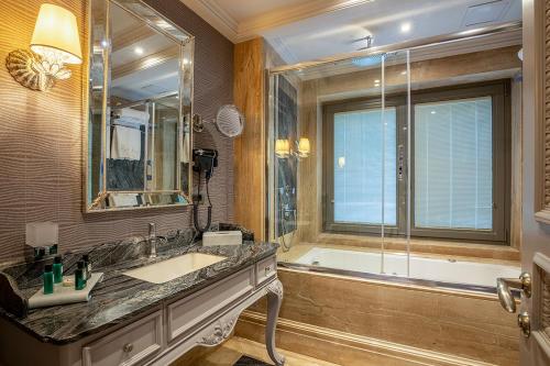 Ванная комната в MFB Tarabya Hotel
