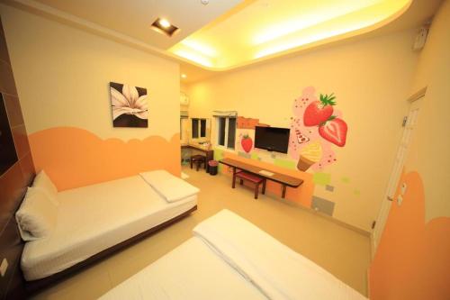 小琉球的住宿－好喝ㄟ特色民宿，小房间设有一张床和一张书桌