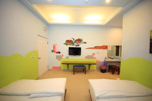 小琉球的住宿－好喝ㄟ特色民宿，一间设有两张床和一张桌子的房间