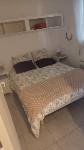 une chambre avec un lit dans une pièce dans l'établissement T2 coquet proche plages, port et centre ville, au Golfe-Juan