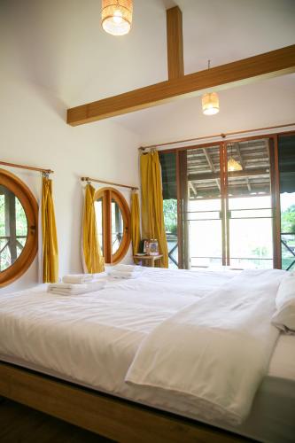 Postel nebo postele na pokoji v ubytování Hang Tueng farm stay Chiang Mai แฮงตึง ฟาร์มสเตย์ เชียงใหม่