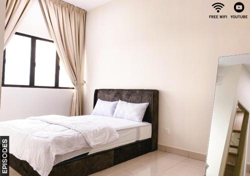 尼萊的住宿－Cozy 2 Rooms Nilai Free Wifi 03，一间卧室配有一张带窗户和镜子的床