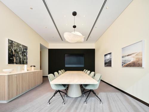 una sala da pranzo con tavolo e sedie di Little National Hotel Newcastle a Newcastle
