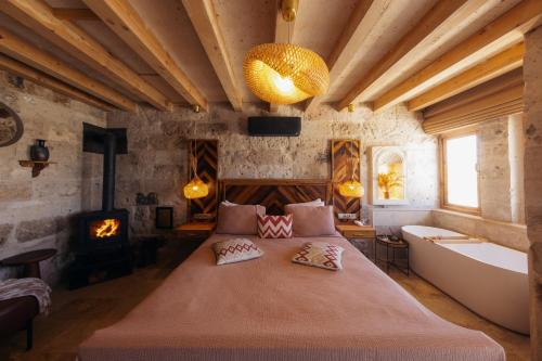 Postel nebo postele na pokoji v ubytování Azure Cave Suites - Cappadocia