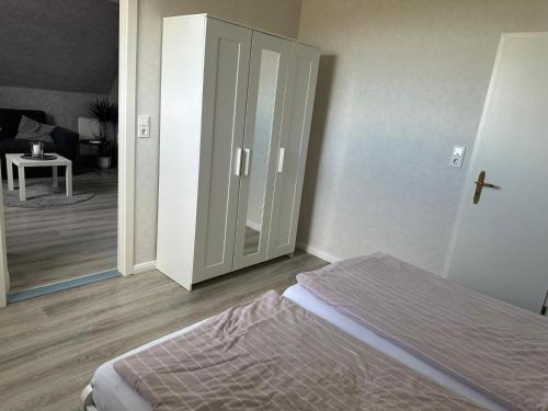 ヴェルドゥムにあるFerienwohnung-Nordのベッドルーム1室(ベッド1台、クロス付きクローゼット付)