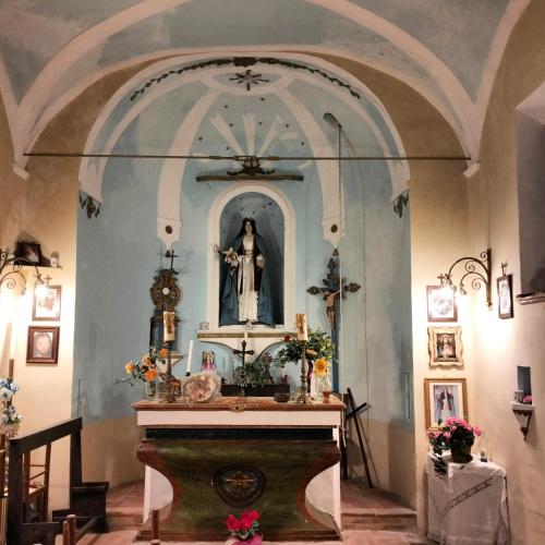 a altar in a church with a statue at Castello di Petecciano B&B in Mosciano SantʼAngelo