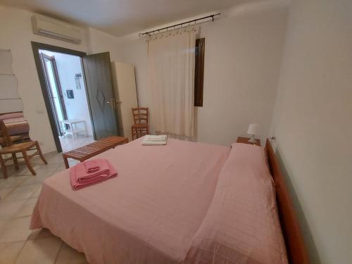 sypialnia z dużym łóżkiem i różowym kocem w obiekcie Bellavista Holiday Home w mieście San Pasquale