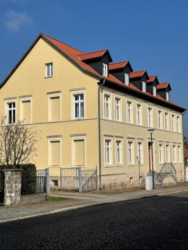 um grande edifício amarelo com um telhado vermelho em Harzglück em Ballenstedt