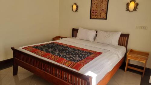 Tempat tidur dalam kamar di Phasouk Viengmai Villa