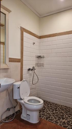 Kamar mandi di Phasouk Viengmai Villa