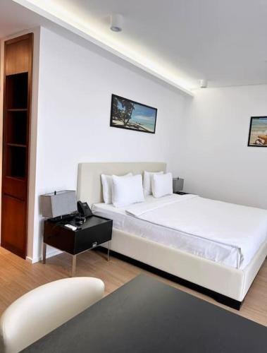Giường trong phòng chung tại Sea Breeze White Villa