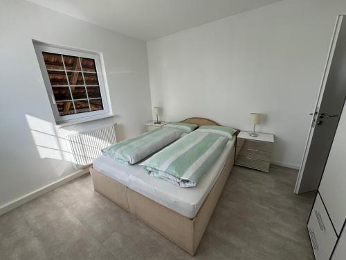 a bedroom with a bed and a window at Ferienwohnung Berta auf Höpers Wohnpark in Winsen Aller