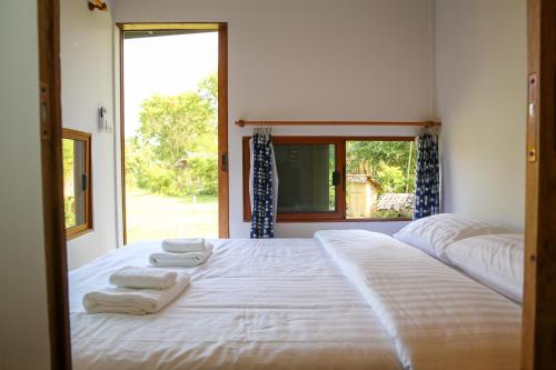 Postel nebo postele na pokoji v ubytování Hang Tueng farm stay Chiang Mai แฮงตึง ฟาร์มสเตย์ เชียงใหม่