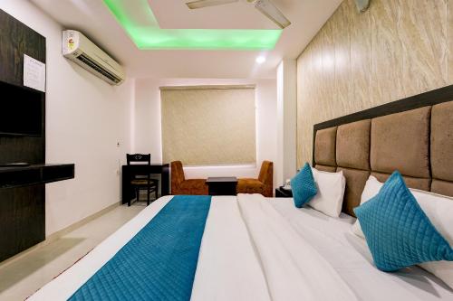 Łóżko lub łóżka w pokoju w obiekcie De Atlantis Inn Hotel Near Delhi Airport