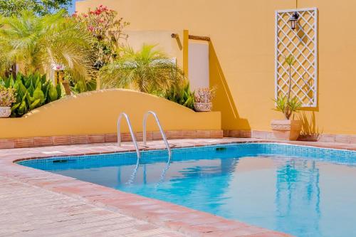 una piscina de agua azul en un complejo en Quinta Almargem Lusitano - Farm House, en Tavira