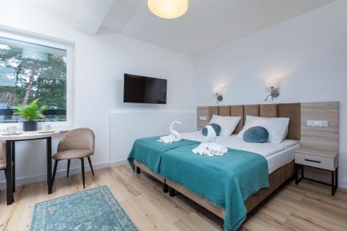 Postel nebo postele na pokoji v ubytování APARTAMENTY przy plaży z basenem z podgrzewaną wodą i mini SPA - Ośrodek Kolonijno-Wczasowy Mewa