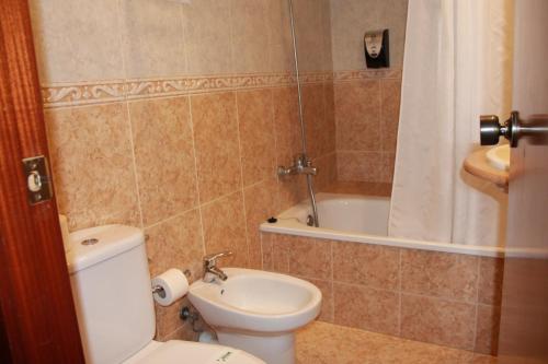 卡里拉的住宿－Terramar，一间带卫生间和浴缸的浴室