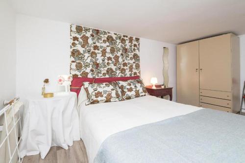 El Loft de la Reina - Apartamento Interior في خيريز دي لا فرونتيرا: غرفة نوم عليها سرير ابيض ومخدة