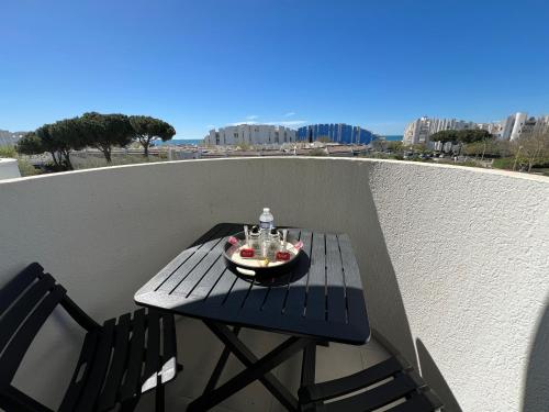 d'une petite table sur un balcon avec deux chaises. dans l'établissement Superbe Studio Cabine Vue Mer 3 étoiles *, à La Grande Motte