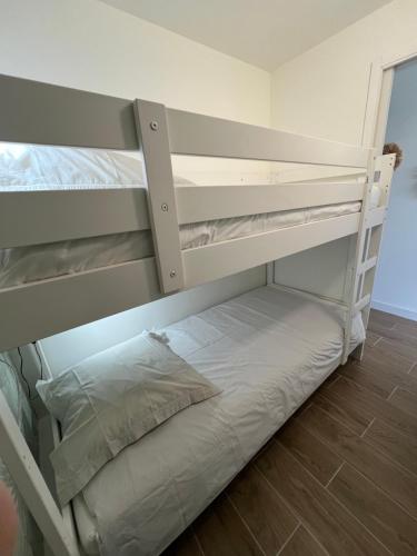 quelques lits superposés dans une chambre dans l'établissement Superbe Studio Cabine Vue Mer 3 étoiles *, à La Grande Motte
