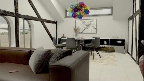 uma sala de estar com um sofá e uma mesa em Alte Mordgrube em Brand-Erbisdorf