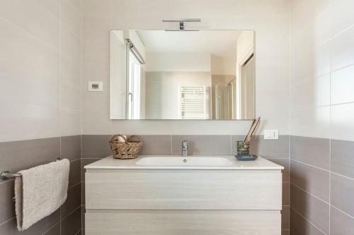 a bathroom with a sink and a mirror at casa MEV è un attico in centro a Fiume Veneto in Fiume Veneto