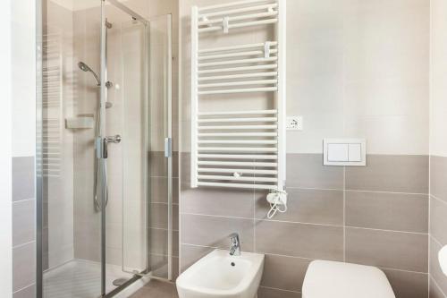 a bathroom with a shower and a toilet and a sink at casa MEV è un attico in centro a Fiume Veneto in Fiume Veneto