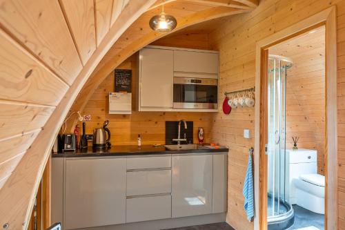 Kuchyň nebo kuchyňský kout v ubytování Finest Retreats - The Pods