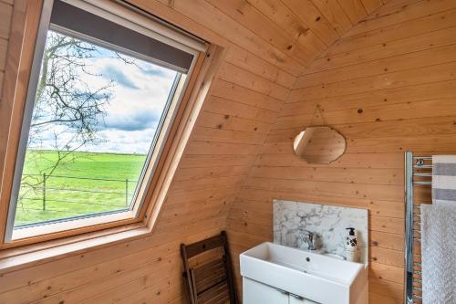 łazienka z umywalką i oknem w obiekcie Finest Retreats - The Pods w mieście Camerton