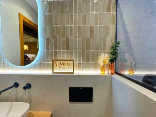 y baño con lavabo y espejo. en Home4u Increíble piso centro Granada en Granada