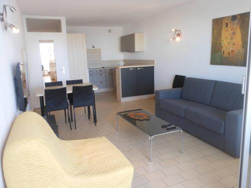un salon avec un canapé et une table dans l'établissement APPT 2 PIECES 52m² + LOGGIA 7m² REF 4023, à Le Castellas