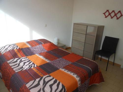 sypialnia z łóżkiem, krzesłem i komodą w obiekcie APPT 2 PIECES 52m² + LOGGIA 7m² REF 4023 w mieście Le Castellas