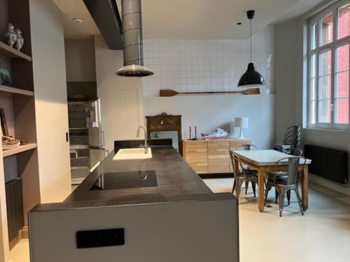 une cuisine avec une table et une salle à manger dans l'établissement Loft convivial et spacieux, comme une maison, à Dieppe