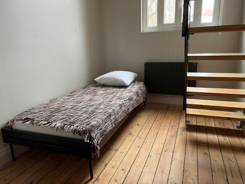 une chambre avec un lit avec un oreiller dessus dans l'établissement Loft convivial et spacieux, comme une maison, à Dieppe