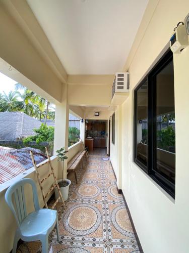 d'un balcon avec un banc et une table. dans l'établissement SHELVES SIARGAO, à General Luna