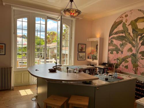 una cocina con una gran isla en una habitación en Villa AJNA Bayonne, en Bayona