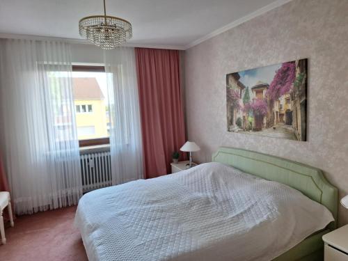 een slaapkamer met een groen bed en een raam bij Zimmer mit Sonnenaufgang und ruhiger Innenhof Obergeschoss bei Koberstein in Tutzing