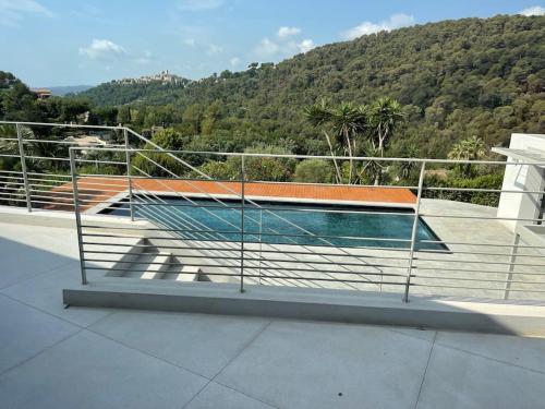 een zwembad op het dak van een huis bij VILLA ARTSY - Fully renovated villa with pool, AC, wi-fi - 8 ppl in Vence