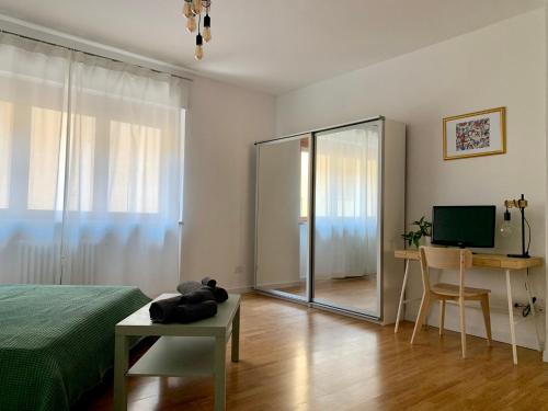 una camera con specchio, letto e scrivania di City Apartment Acqui Terme ad Acqui Terme