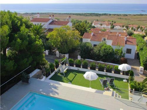 een luchtzicht op een villa met een zwembad bij Villa De La Brisa - Four Bedroom Villa Sleeps 10 with spectacular sea views in Son Bou