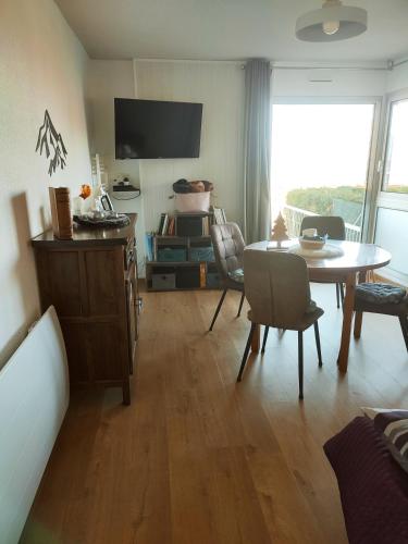 un salon avec une table et une salle à manger dans l'établissement Casa Del Cargol terrasse plein sud avec vue et garage, à Font-Romeu-Odeillo-Via