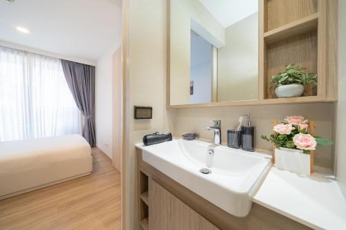 Postel nebo postele na pokoji v ubytování Laguna BangTao Beach Skypark Apartment