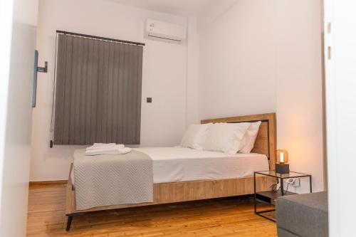 Dormitorio pequeño con cama y mesa en Where Dreams Attend Address!, en Atenas