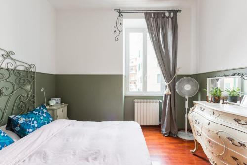 - une chambre avec un lit blanc et une fenêtre dans l'établissement New Suite Amèlie, à Rome